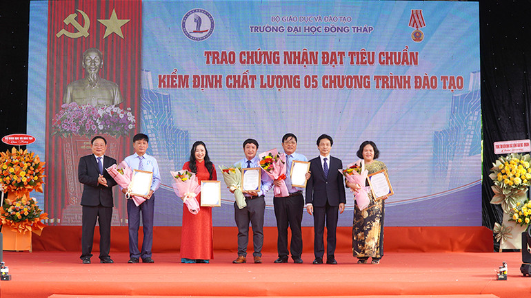 Trao chứng nhận đạt tiêu chuẩn kiểm định chất lượng 5 Chương trình đào tạo. (Ảnh: HỮU NGHĨA)