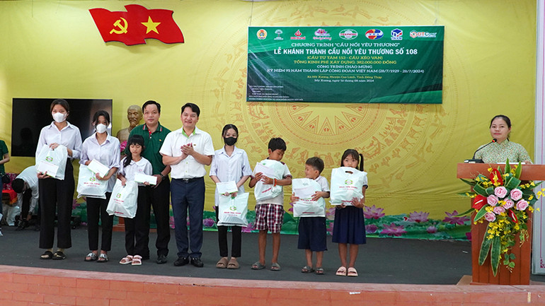 Trao tặng quà cho học sinh khó khăn hiếu học tại xã Mỹ Xương, huyện Cao Lãnh. (Ảnh: HỮU NGHĨA) Trao tặng quà cho học sinh khó khăn hiếu học tại xã Mỹ Xương, huyện Cao Lãnh. (Ảnh: HỮU NGHĨA)