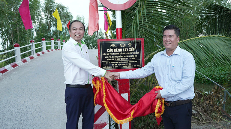 Nghi lễ khánh thành Cầu Kênh Tây Xếp - “Cầu nối yêu thương” số 109, xã Phương Thịnh, huyện Cao Lãnh. Nghi lễ khánh thành Cầu Kênh Tây Xếp - “Cầu nối yêu thương” số 109, xã Phương Thịnh, huyện Cao Lãnh.