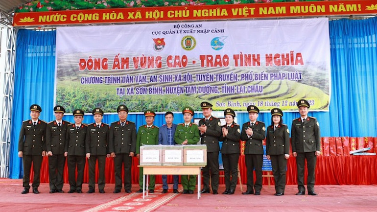 Đoàn công tác trao tặng 3 bộ máy tính tặng các cơ quan tại địa phương (Công an huyện Tam Đường, Công an thị xã Sơn Bình, Ủy ban nhân dân xã Sơn Bình. Đoàn công tác trao tặng 3 bộ máy tính tặng các cơ quan tại địa phương (Công an huyện Tam Đường, Công an thị xã Sơn Bình, Ủy ban nhân dân xã Sơn Bình.