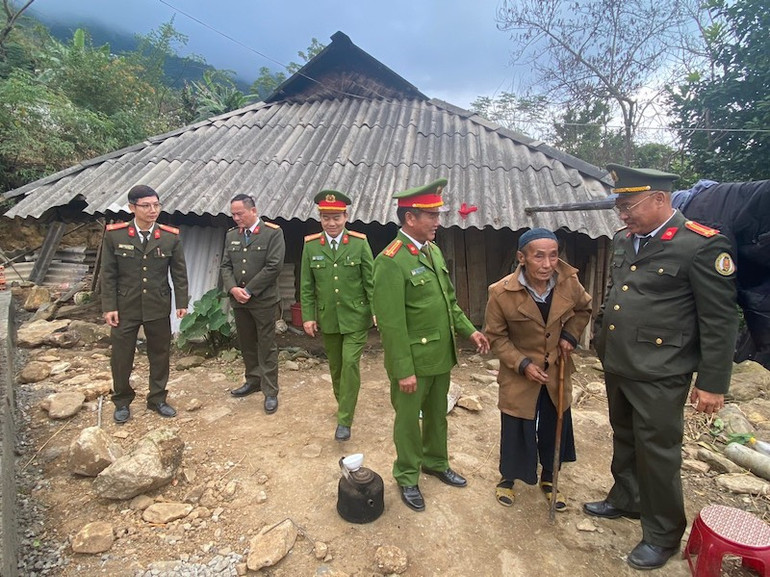 Đoàn công tác thăm hỏi bà con dân tộc thiểu số. Đoàn công tác thăm hỏi bà con dân tộc thiểu số.