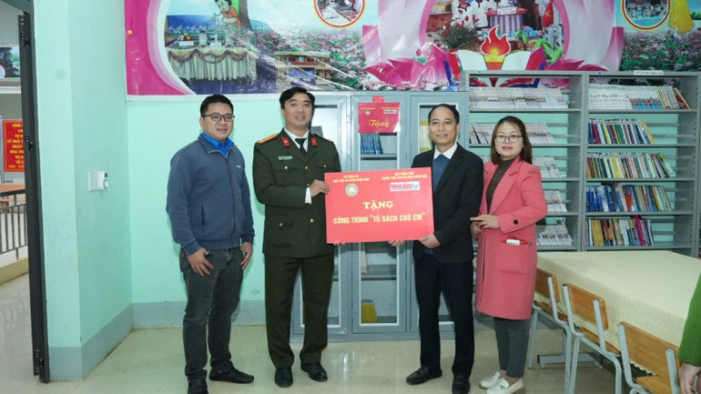 Đại diện Học viện An ninh nhân dân và Truyền hình Nhân Dân tại công trình Tủ sách cho em tại trường THCS Bạch Đích, Hà Giang.