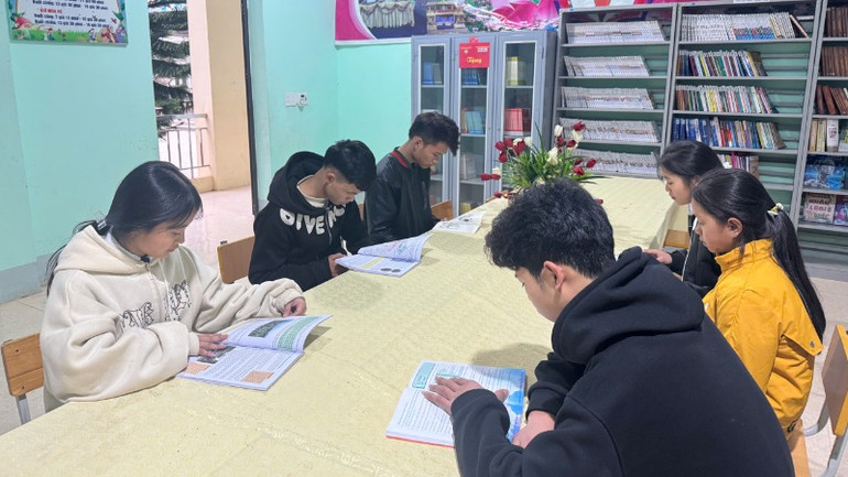 Học sinh Trường THCS Bạch Đích tại Tủ sách mới được bàn giao.