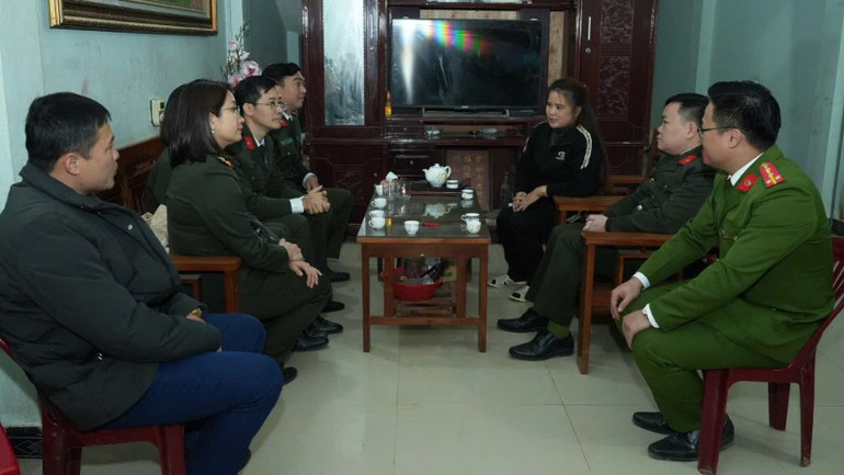 Thăm hỏi thân nhân gia đình Liệt sĩ CAND Lưu Minh Thức đã anh dũng hy sinh trong khi làm nhiệm vụ truy bắt, trấn áp tội phạm.