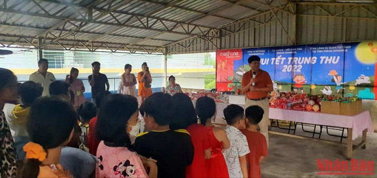 Tổng Lãnh sự Vũ Ngọc Lý nói chuyện với các cháu thiếu nhi con em cộng đồng người gốc Việt ở thành phố Preah Sihanouk. Tổng Lãnh sự Vũ Ngọc Lý nói chuyện với các cháu thiếu nhi con em cộng đồng người gốc Việt ở thành phố Preah Sihanouk.