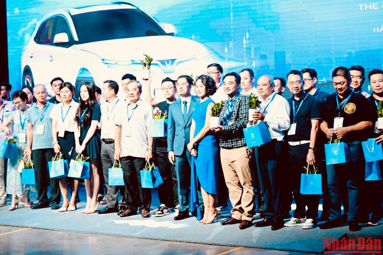 Những khách hàng đầu tiên nhận xe VF8 tại Nhà máy VinFast Hải Phòng sáng 10/9.