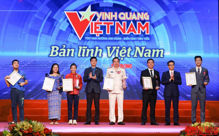 Phó Thủ tướng Vũ Đức Đam và Phó Chủ tịch Tổng Liên đoàn Lao động Việt Nam Ngọ Duy Hiểu trao biểu trưng Vinh quang Việt Nam cho các cá nhân.