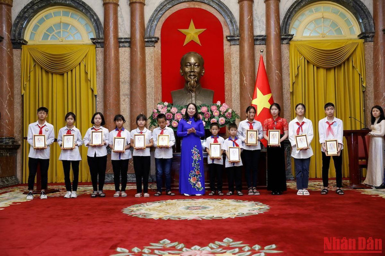 Phó Chủ tịch nước Võ Thị Ánh Xuân trao quà tặng các trẻ em tại buổi gặp mặt.