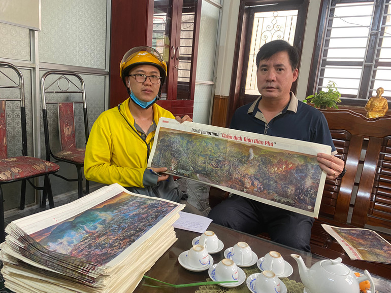 Tặng báo cho bạn đọc tại Lào Cai.