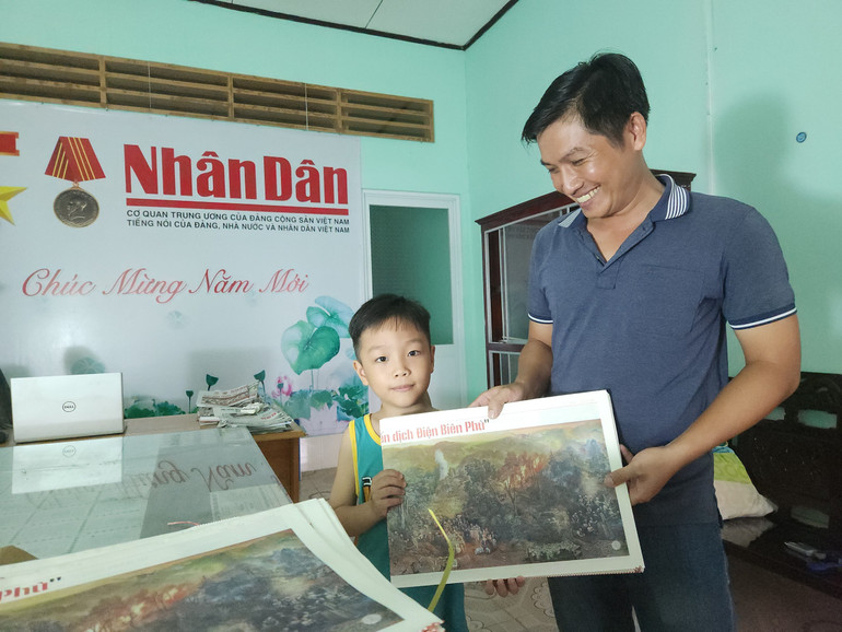 Hai cha con tới Văn phòng đại diện Báo Nhân Dân tại Kiên Giang để nhận báo tặng.
