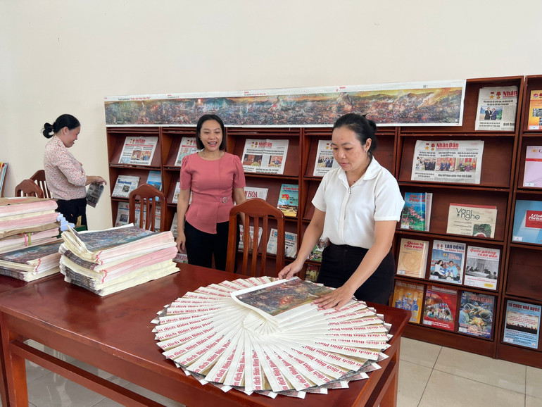 Công tác chuẩn bị để đón bạn đọc đến nhận báo tặng vào ngày mai 22/5, tại Văn phòng đại diện Báo Nhân Dân ở Đồng Tháp.