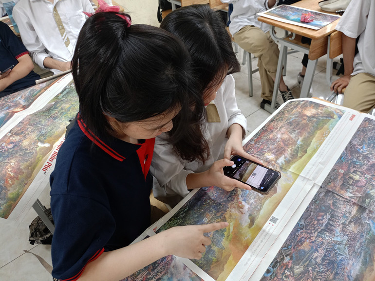 Học sinh tại Hà Nội trải nghiệm tranh tương tác panorama Chiến dịch Điện Biên Phủ của Báo Nhân Dân.