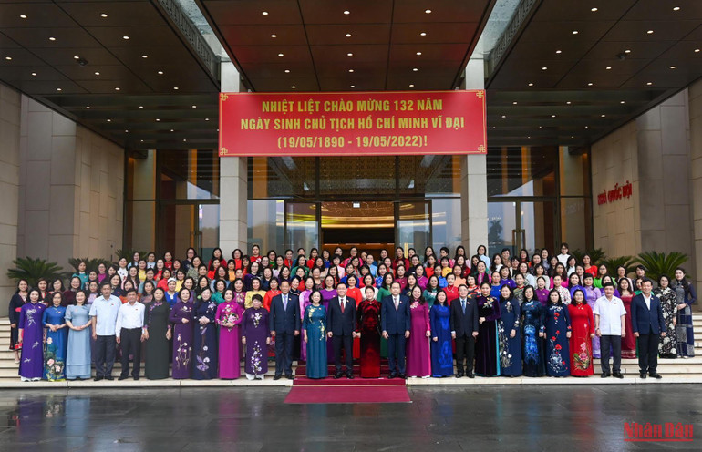 Chủ tịch Quốc hội Vương Đình Huệ với các đại biểu nữ tại cuộc gặp mặt trong khuôn khổ kỳ họp thứ 3 Quốc hội Khóa XV. (Ảnh: Duy Linh)