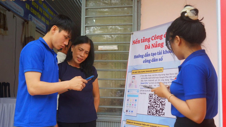 Thanh niên tình nguyện hướng dẫn người dân sử dụng nền tảng công dân số Đà Nẵng.