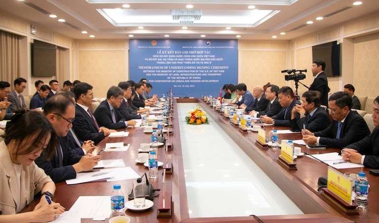 Các đại biểu tại tọa đàm.