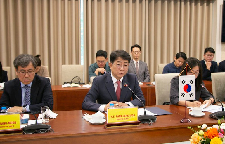 Bộ trưởng Đất đai, Hạ tầng và Giao thông Hàn Quốc (MOLIT) Park Sanwoo phát biểu tại buổi hội đàm.