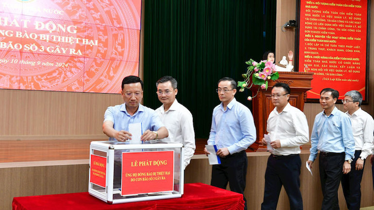 Cán bộ, công chức, viên chức, người lao động Kiểm toán Nhà nước ủng hộ đồng bào khắc phục thiệt hại và các hậu quả do cơn bão số 3 gây ra.