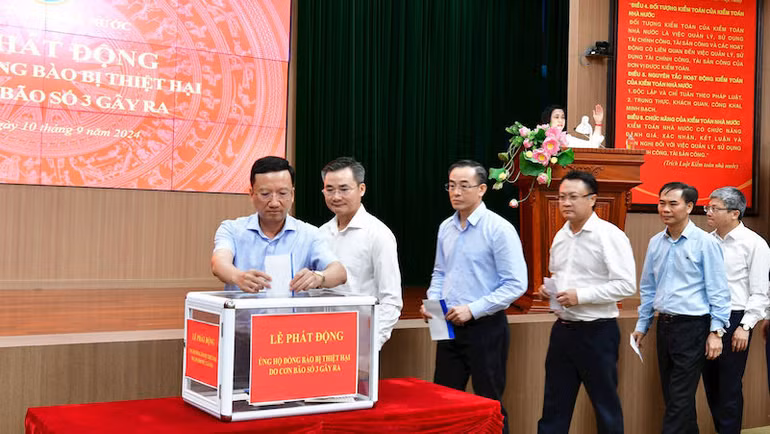 Cán bộ, công chức, viên chức, người lao động Kiểm toán Nhà nước ủng hộ đồng bào khắc phục thiệt hại và các hậu quả do cơn bão số 3 gây ra. Cán bộ, công chức, viên chức, người lao động Kiểm toán Nhà nước ủng hộ đồng bào khắc phục thiệt hại và các hậu quả do cơn bão số 3 gây ra.