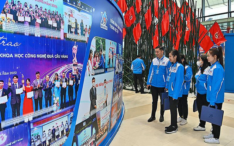 Các đại biểu tham quan triển lãm.