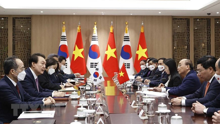 Chủ tịch nước Nguyễn Xuân Phúc hội đàm với Tổng thống Hàn Quốc Yoon Suk Yeol. (Ảnh: TTXVN)