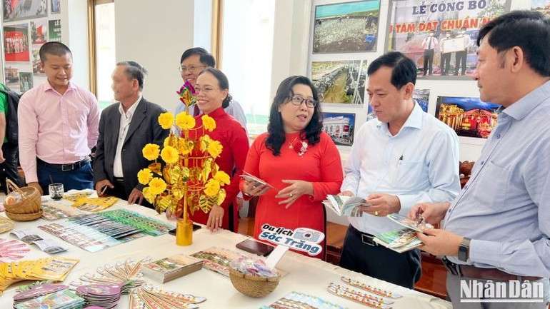 Các đại biểu tham quan các chương trình kích cầu du lịch của tỉnh Sóc Trăng.