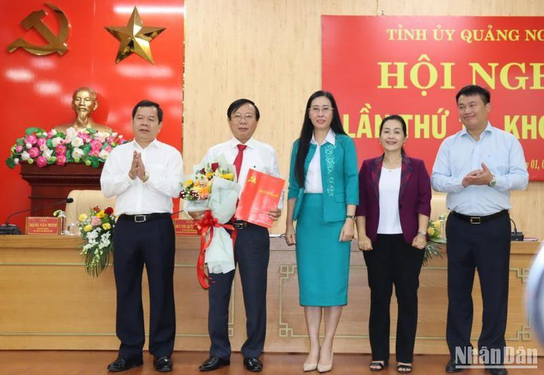 Trao quyết định của Ban Bí thư chuẩn y đồng chí Lương Kim Sơn, tham gia Ban Thường vụ Tỉnh ủy Quảng Ngãi, nhiệm kỳ 2020-2025.