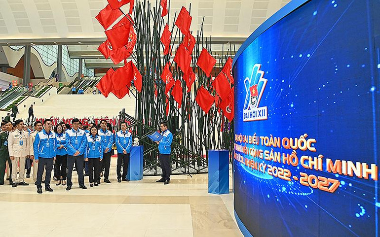 Các đồng chí Bí thư Trung ương Đoàn và đại biểu dự lễ khai mạc triển lãm.