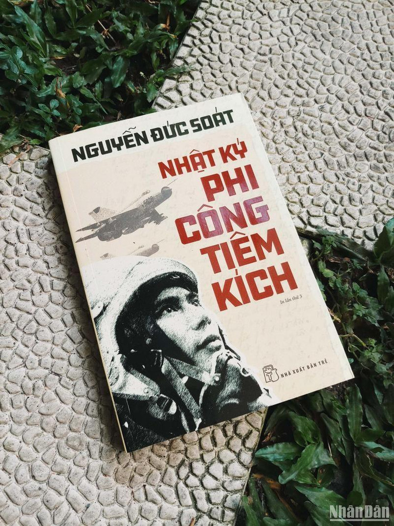 Bìa cuốn sách “ Nhật ký phi công tiêm kích”.