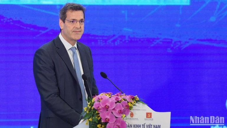 Chuyên gia quốc tế phát biểu tại Diễn đàn.