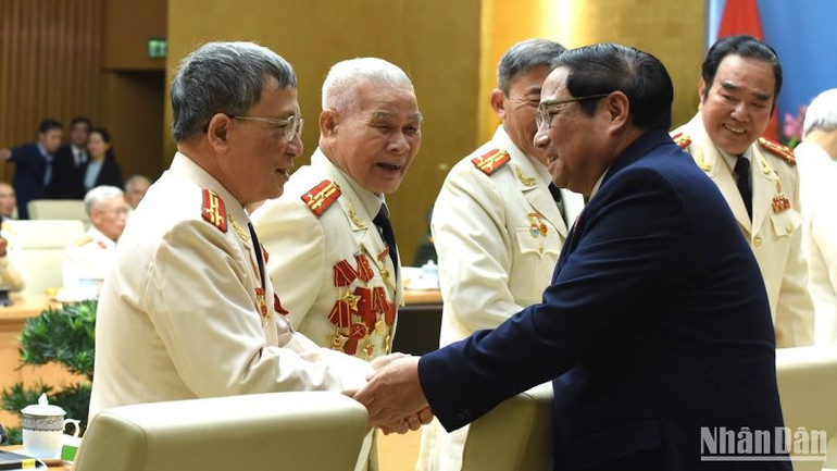 Thủ tướng Phạm Minh Chính với các nhân chứng lịch sử Công an Nhân dân.