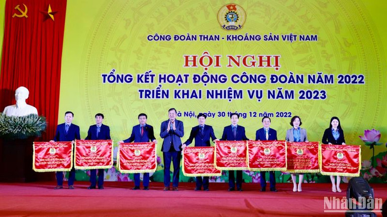 Công đoàn cơ sở nhận cờ chuyên đề của Tổng Liên đoàn lao động Việt Nam.