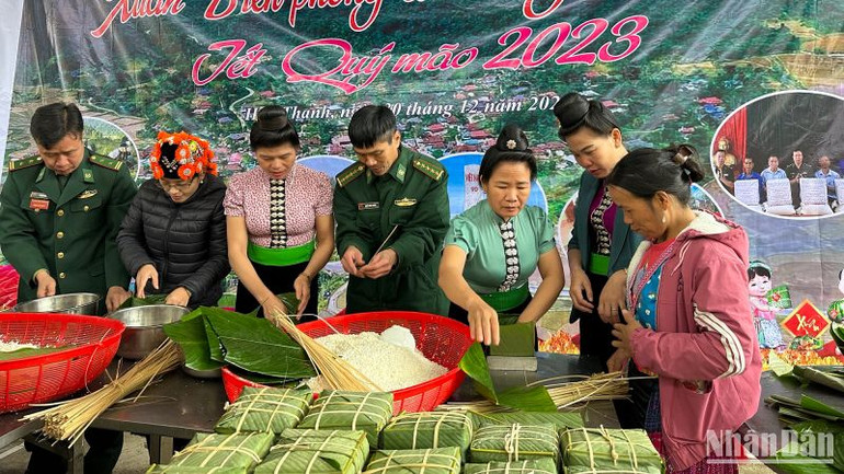 Nhân dân hai xã Hua Thanh, Mường Pồn cùng cán bộ chiến sĩ Đồn Biên phòng Mường Pồn gói bánh chưng dành tặng hộ nghèo.