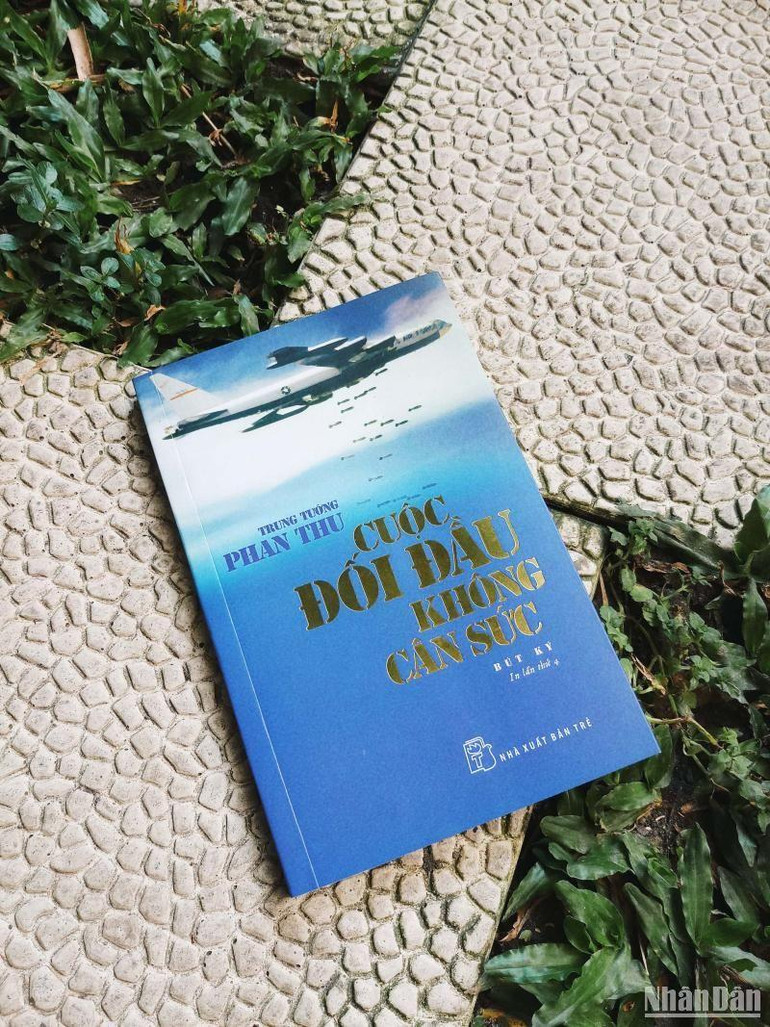 Bìa cuốn sách “ Cuộc đối đầu không cân sức”.