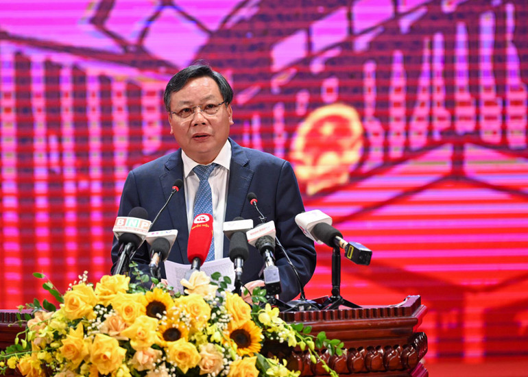 Phó Bí thư Thành ủy Nguyễn Văn Phong trình bày tham luận “Định hướng, chính sách và nguồn lực cho phát triển công nghiệp văn hóa, xây dựng thương hiệu Thành phố sáng tạo”. Phó Bí thư Thành ủy Nguyễn Văn Phong trình bày tham luận “Định hướng, chính sách và nguồn lực cho phát triển công nghiệp văn hóa, xây dựng thương hiệu Thành phố sáng tạo”.