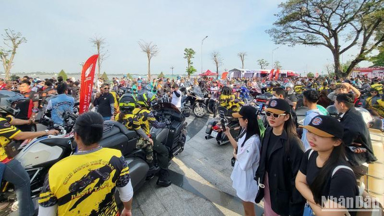 Người dân thích thú tham quan, chiêm ngưỡng những dòng xe siêu khủng, độc lạ.