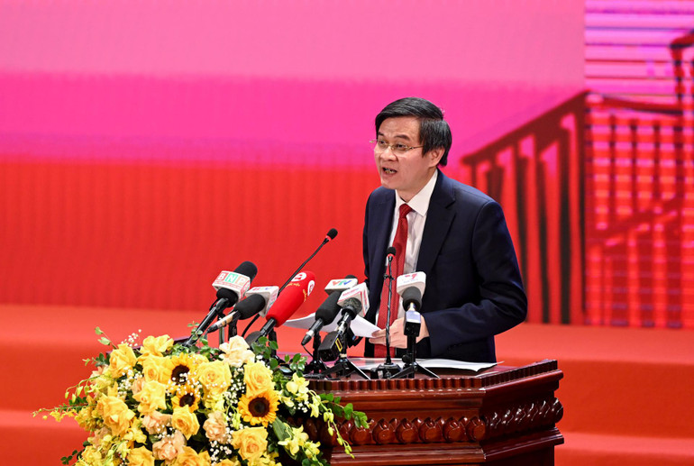 Tổng Biên tập Tạp chí Cộng sản Đoàn Minh Huấn trình bày tham luận tại Hội thảo. Tổng Biên tập Tạp chí Cộng sản Đoàn Minh Huấn trình bày tham luận tại Hội thảo.