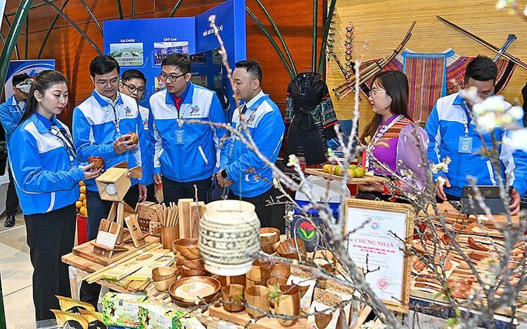 Bí thư thứ nhất Trung ương Đoàn Bùi Quang Huy tham quan gian trưng bày của đoàn viên, thanh niên Cụm miền núi Tây Bắc Bộ.