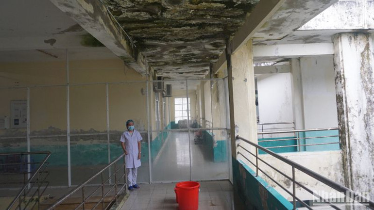 Tường ẩm mốc nhếch nhác bên trong bệnh viện.