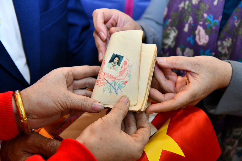 “Đời ta thích hoa hồng, kẻ thù buộc ta ôm cây súng…” - Trang nhật ký vẽ cành hoa hồng và dán ảnh cô em gái quàng khăn đỏ trong hành trang chiến đấu của chàng lính trẻ Phạm Tuấn Tài năm xưa. “Đời ta thích hoa hồng, kẻ thù buộc ta ôm cây súng…” - Trang nhật ký vẽ cành hoa hồng và dán ảnh cô em gái quàng khăn đỏ trong hành trang chiến đấu của chàng lính trẻ Phạm Tuấn Tài năm xưa.