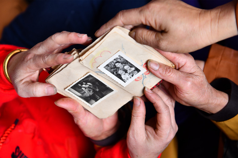 Người thân run run xúc động khi cầm trên tay kỷ vật của liệt sĩ Phạm Tuấn Tài. Người thân run run xúc động khi cầm trên tay kỷ vật của liệt sĩ Phạm Tuấn Tài.