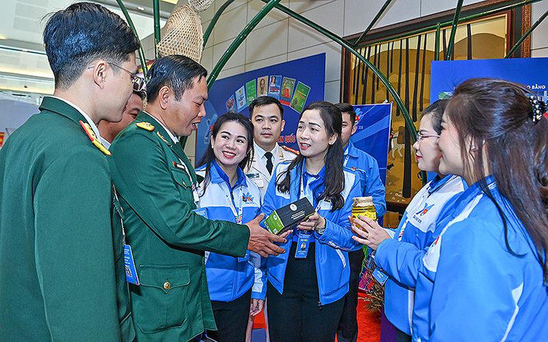 Đoàn viên, thanh niên Cụm miền núi Đông Bắc Bộ giới thiệu các sản phẩm truyền thống vùng miền với đại biểu.