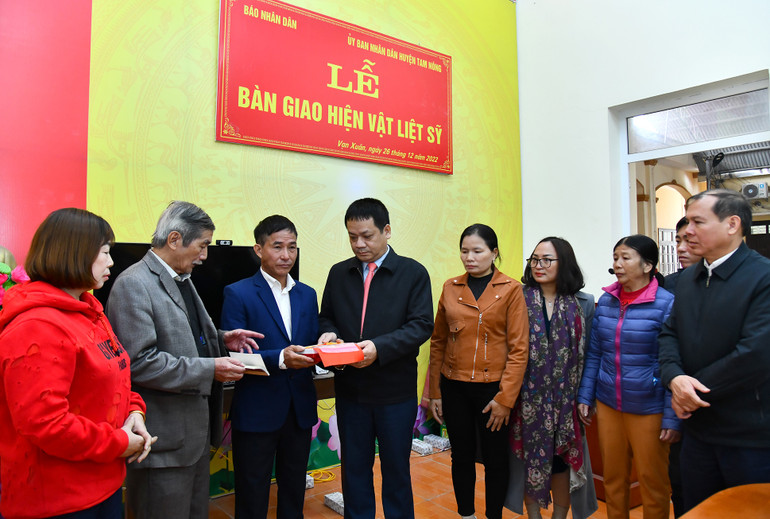 Đồng chí Phạm Song Hà, Ủy viên Ban Biên tập, Trưởng Ban Chính trị-Xã hội Báo Nhân Dân trao kỷ vật cho thân nhân liệt sĩ Phạm Tuấn Tài tại trụ sở UBND xã Vạn Xuân, huyện Tam Nông (Phú Thọ). Đồng chí Phạm Song Hà, Ủy viên Ban Biên tập, Trưởng Ban Chính trị-Xã hội Báo Nhân Dân trao kỷ vật cho thân nhân liệt sĩ Phạm Tuấn Tài tại trụ sở UBND xã Vạn Xuân, huyện Tam Nông (Phú Thọ).