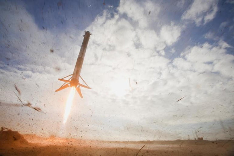 Một tên lửa đẩy phụ hạng nặng của SpaceX Falcon hạ cánh sau khi phóng thực hiện nhiệm vụ cho Lực lượng Không gian Hoa Kỳ tại Cape Canaveral, Florida, ngày 1/11. (Ảnh: Reuters)