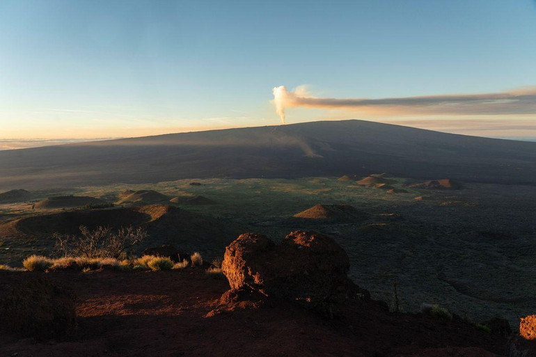 Khói bốc lên trong đợt phun trào của núi lửa Mauna Loa. (Ảnh: REUTERS) Khói bốc lên trong đợt phun trào của núi lửa Mauna Loa. (Ảnh: REUTERS)