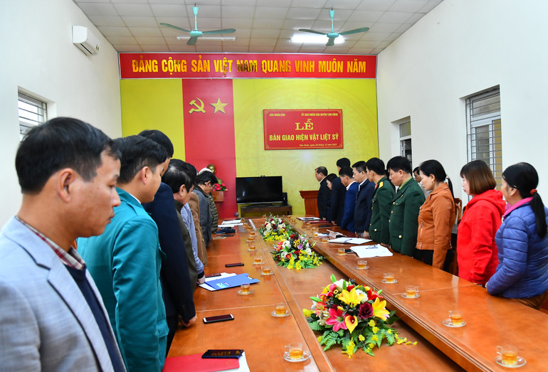 Các đại biểu dành phút mặc niệm liệt sĩ Phạm Tuấn Tài tại Lễ bàn giao kỷ vật. Các đại biểu dành phút mặc niệm liệt sĩ Phạm Tuấn Tài tại Lễ bàn giao kỷ vật.