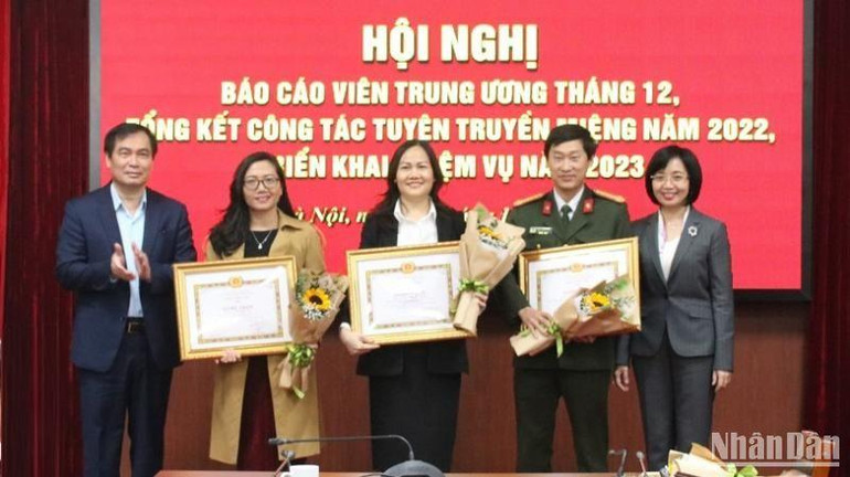 Các tập thể, cá nhân có thành tích trong công tác tuyên truyền miệng được khen thưởng. Các tập thể, cá nhân có thành tích trong công tác tuyên truyền miệng được khen thưởng.