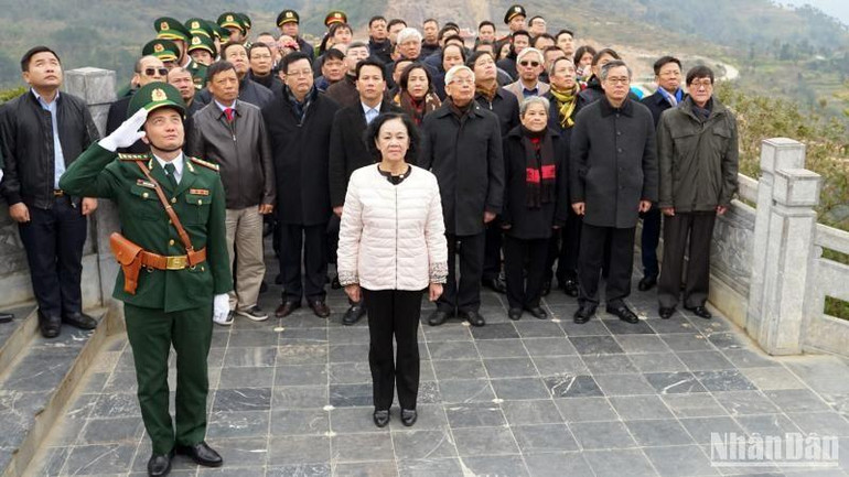 Trưởng Ban Tổ chức Trung ương Trương Thị Mai dự lễ thượng cờ tại Cột cờ Quốc gia Lũng Cú.