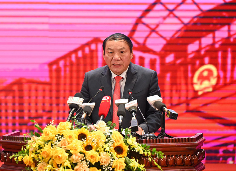 Bộ trưởng Văn hóa, Thể thao và Du lịch Nguyễn Văn Hùng trình bày tham luận “Xây dưng, hoàn thiện thể chế, chính sách và huy động nguồn lực cho phát triển văn hóa". Bộ trưởng Văn hóa, Thể thao và Du lịch Nguyễn Văn Hùng trình bày tham luận “Xây dưng, hoàn thiện thể chế, chính sách và huy động nguồn lực cho phát triển văn hóa".