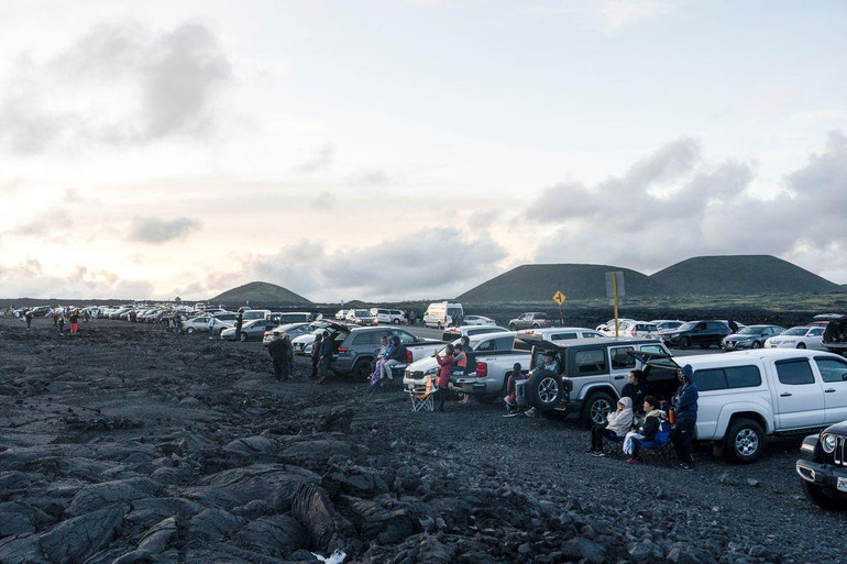 Người dân và du khách đến Hawaii để chiêm ngưỡng dòng dung nham rực sáng. (Ảnh: REUTERS) Người dân và du khách đến Hawaii để chiêm ngưỡng dòng dung nham rực sáng. (Ảnh: REUTERS)