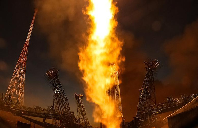 Phi hành gia Frank Rubio của NASA, cùng với các phi hành gia của Cơ quan Vũ trụ Liên bang Nga (Roscosmos), Sergey Prokopyev và Dmitry Petelin, bay tới Trạm vũ trụ quốc tế (ISS) tại Sân bay vũ trụ Baikonur, Kazakhstan, ngày 21/9. (Ảnh: Reuters)